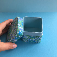 Load image into Gallery viewer, Blue flower box
