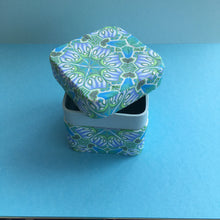 Load image into Gallery viewer, Blue flower box